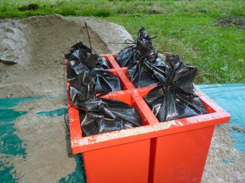 FüllFux Vorrichtung zum Füllen von Sandsäcken rot, inkl. 100 Stück Sandsäcke